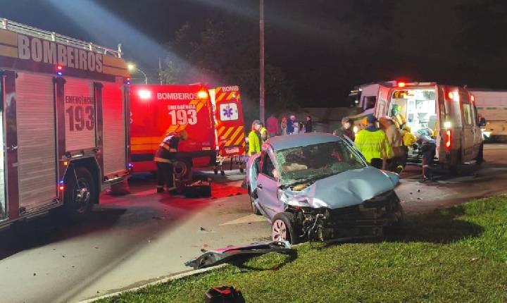 Acidente entre caminhão e carro deixa motorista ferido na BR-470 em Rio do Sul