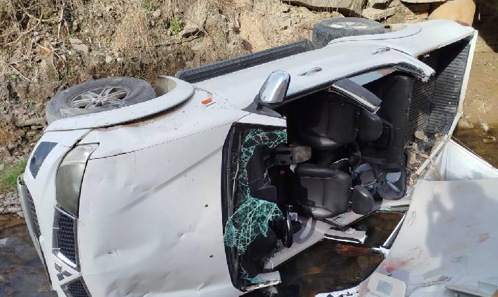 Adolescente morre após saída de pista e queda em riacho