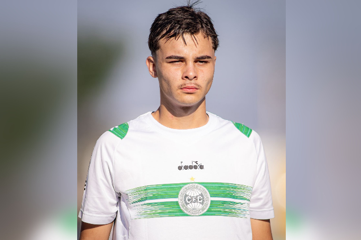 Apiunense brilha na estreia pelo Coritiba com dois gols e classificação garantida