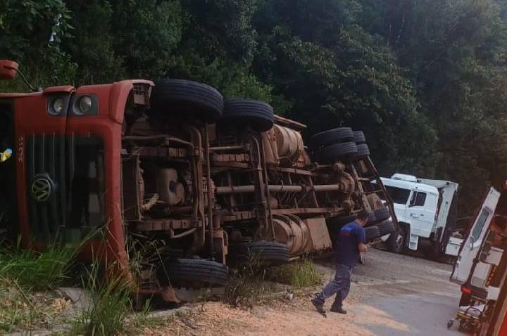 Caminhão tomba na BR-470, na Serra da Santa