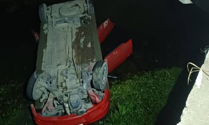 Carro capota e cai em córrego em Agrolândia; três pessoas ficam feridas