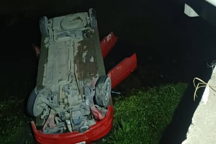 Carro capota e cai em córrego em Agrolândia; três pessoas ficam feridas