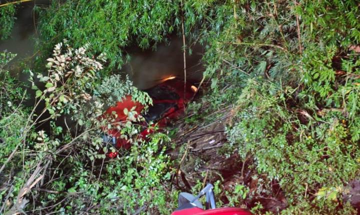 Carro sai da pista e cai em rio em Trombudo Central
