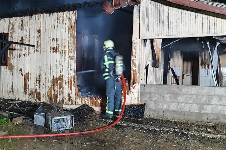 Casa é consumida pelo fogo às margens da BR-470 em Ibirama