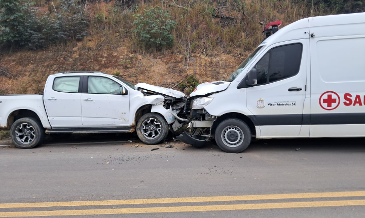 Colisão entre ambulância e camionete deixa uma pessoa ferida