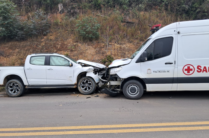 Colisão entre ambulância e camionete deixa uma pessoa ferida