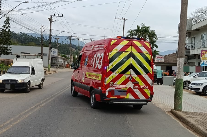 Colisão entre carro e motocicleta deixa jovem ferida
