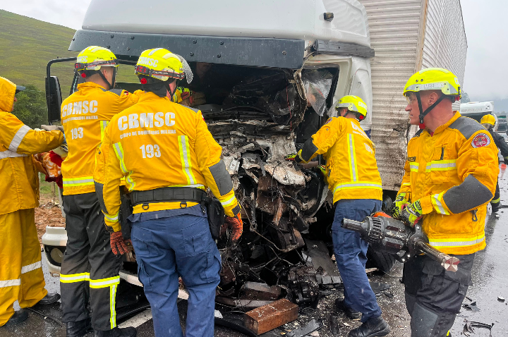 Colisão entre quatro caminhões deixa motorista preso às ferragens e gravemente ferido