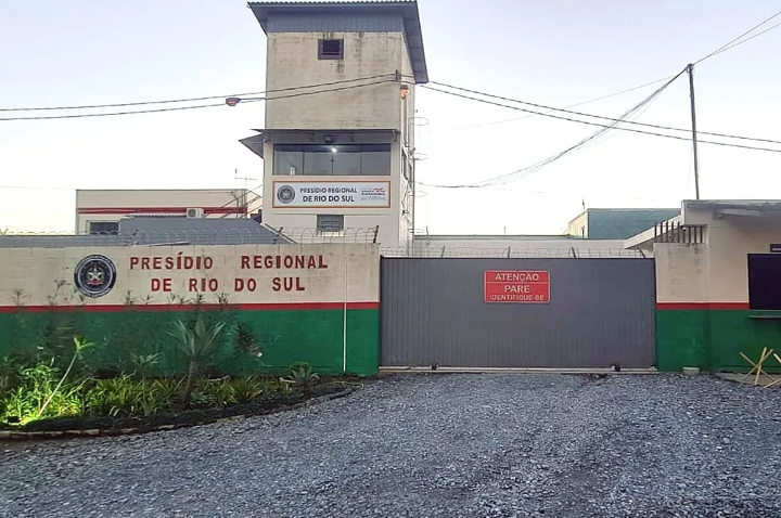 Decisão judicial pode reduzir pena de presos em até um ano em Rio do Sul em meio à superlotação
