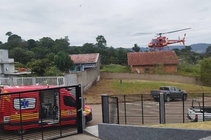 Homem em crise convulsiva é resgatado de telhado