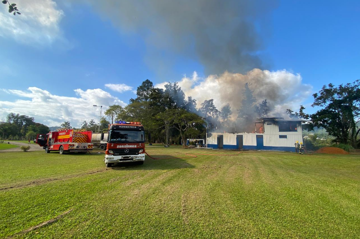 Incêndio atinge casa e mobiliza bombeiros