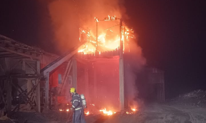 Incêndio atinge silo de empresa madeireira