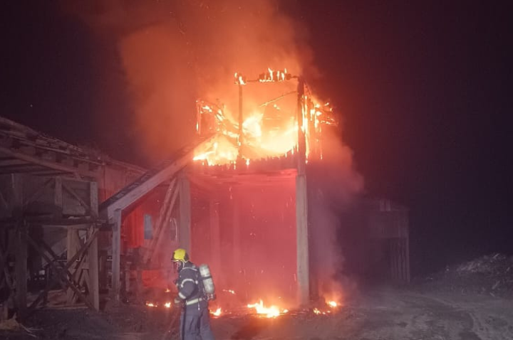 Incêndio atinge silo de empresa madeireira