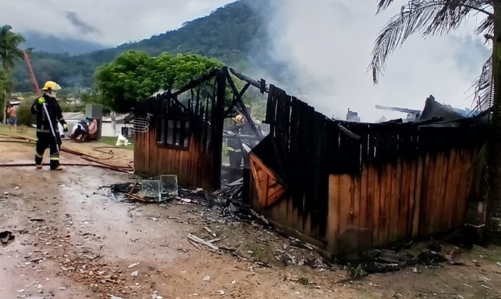 Incêndio destrói residência e mobiliza bombeiros voluntários