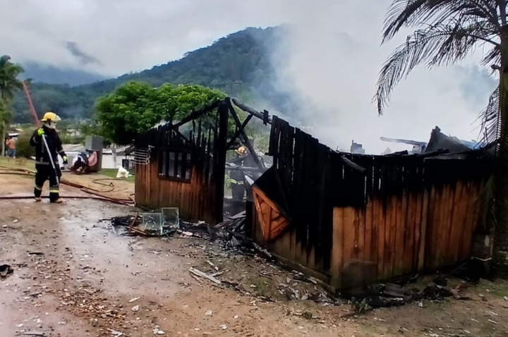 Incêndio destrói residência e mobiliza bombeiros voluntários