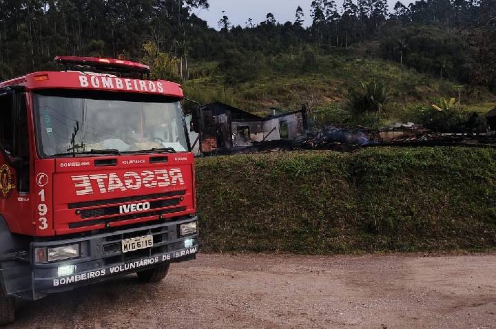 Incêndio destrói residência no interior de Apiúna