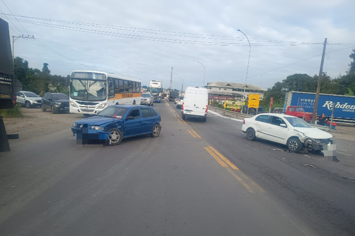 Jovem fica ferido em acidente entre dois carros na BR-470