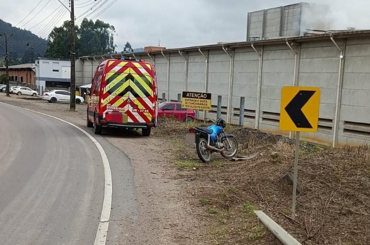 Motociclista fica ferida após sofrer queda na SC-340