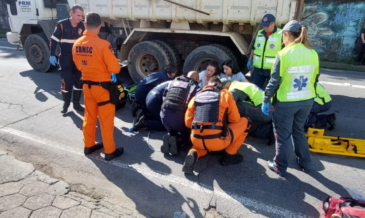 Motociclista fica gravemente ferido após colisão entre caminhão e motocicleta