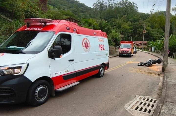 Motociclista fica gravemente ferido após acidente
