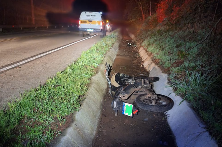 Motociclista fica gravemente ferido após saída de pista