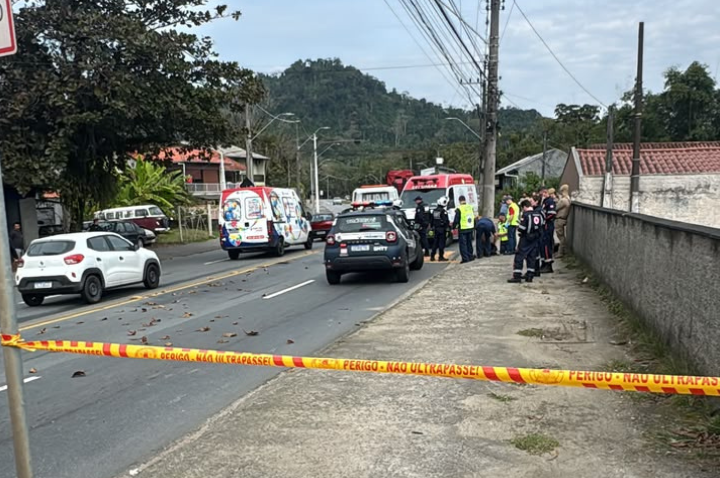 Motociclista morre após colidir moto em poste