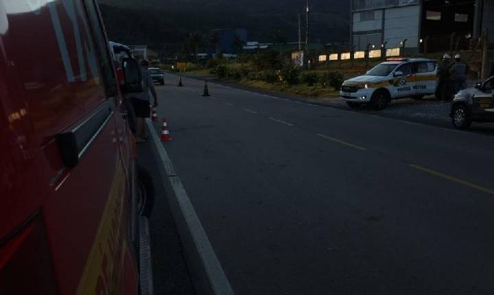 Motociclista morre após ser atingido por caminhão na SC-110, em Lontras