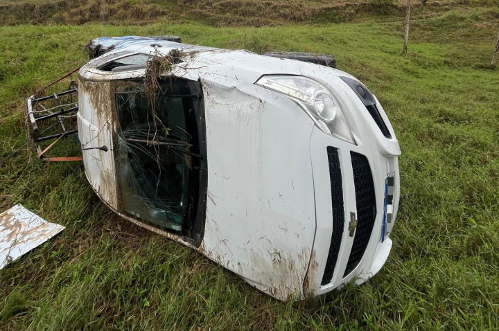 Motorista fica ferido após carro sair da pista e capotar