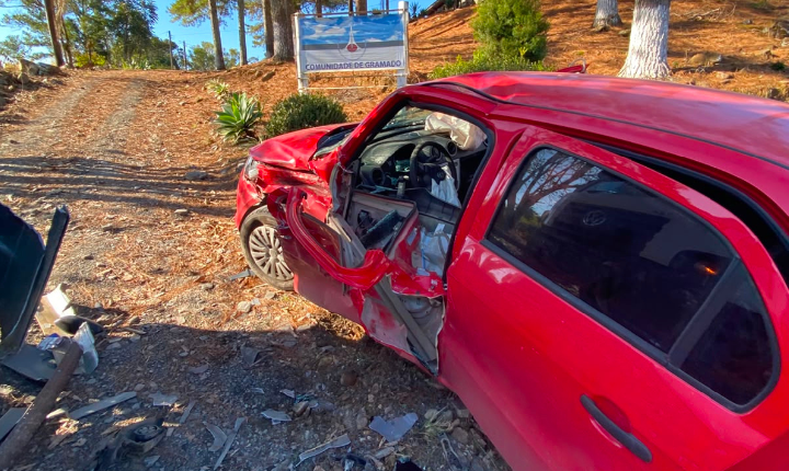 Motorista fica ferido após colisão entre carro e caminhão