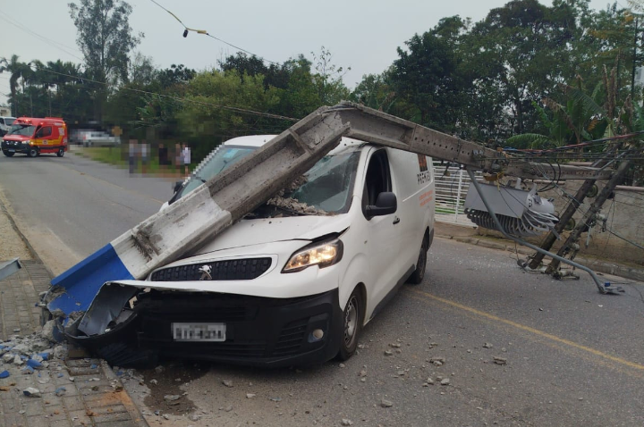 Motorista perde o controle e colide contra poste