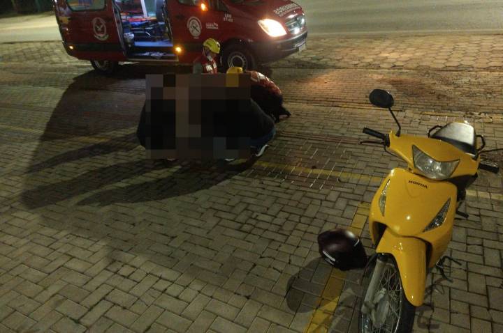 Passageira fica ferida em acidente entre carro e motocicleta em Presidente Getúlio