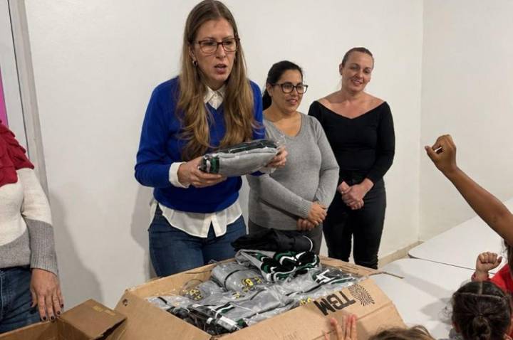 Prefeitura de Presidente Getúlio realiza entrega do kit de inverno e completa distribuição de uniformes escolares