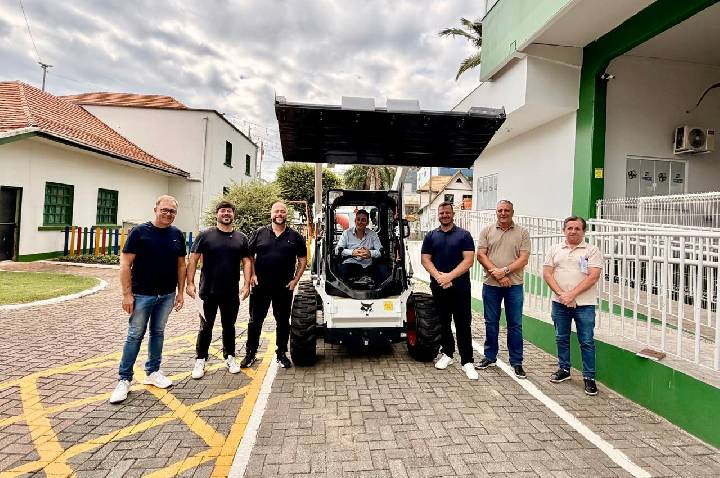 Presidente Getúlio recebe emenda parlamentar para aquisição de carregadeira Bobcat