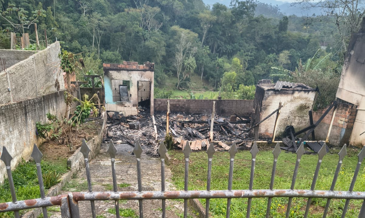 Residência é destruída pelo fogo