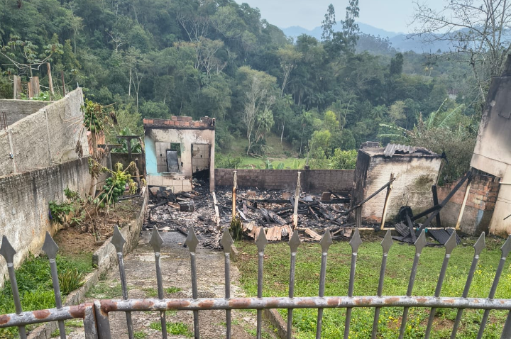 Residência é destruída pelo fogo