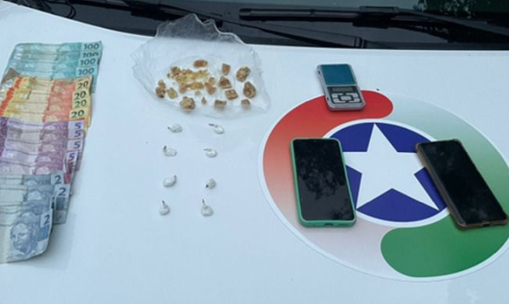 Um homem de 29 anos foi preso por tráfico de drogas na tarde desta segunda-feira (25), no bairro Ribeirão Carvalho, em Apiúna.