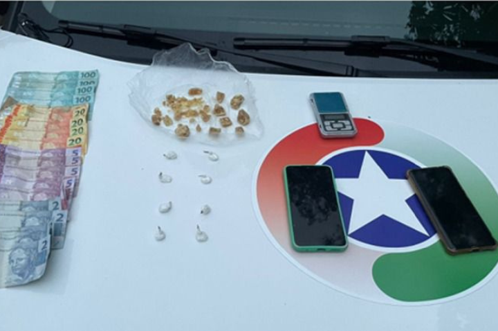 Um homem de 29 anos foi preso por tráfico de drogas na tarde desta segunda-feira (25), no bairro Ribeirão Carvalho, em Apiúna.