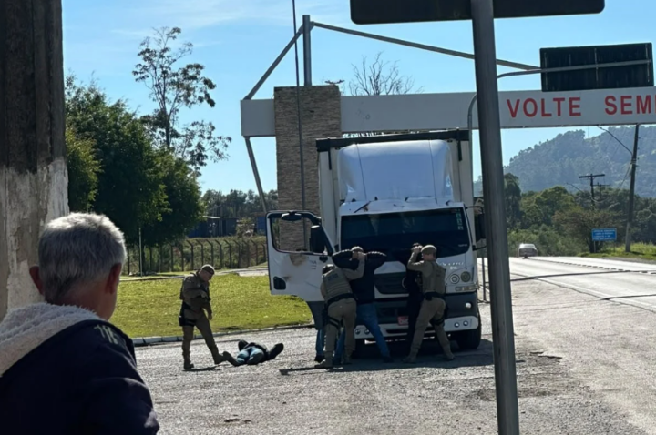 Veículo furtado é recuperado e suspeito acaba preso após cerco policial