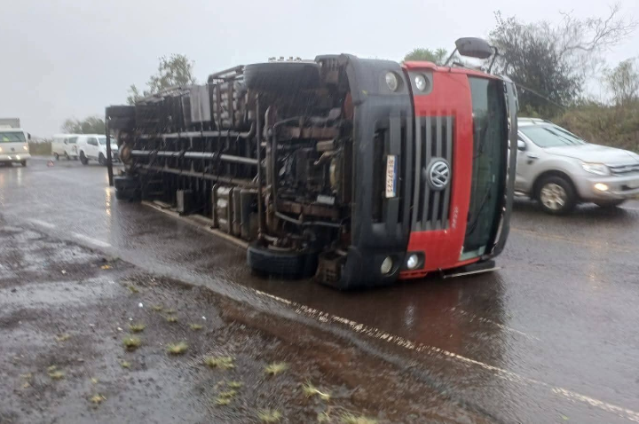 Vendaval derruba caminhão e causa estragos