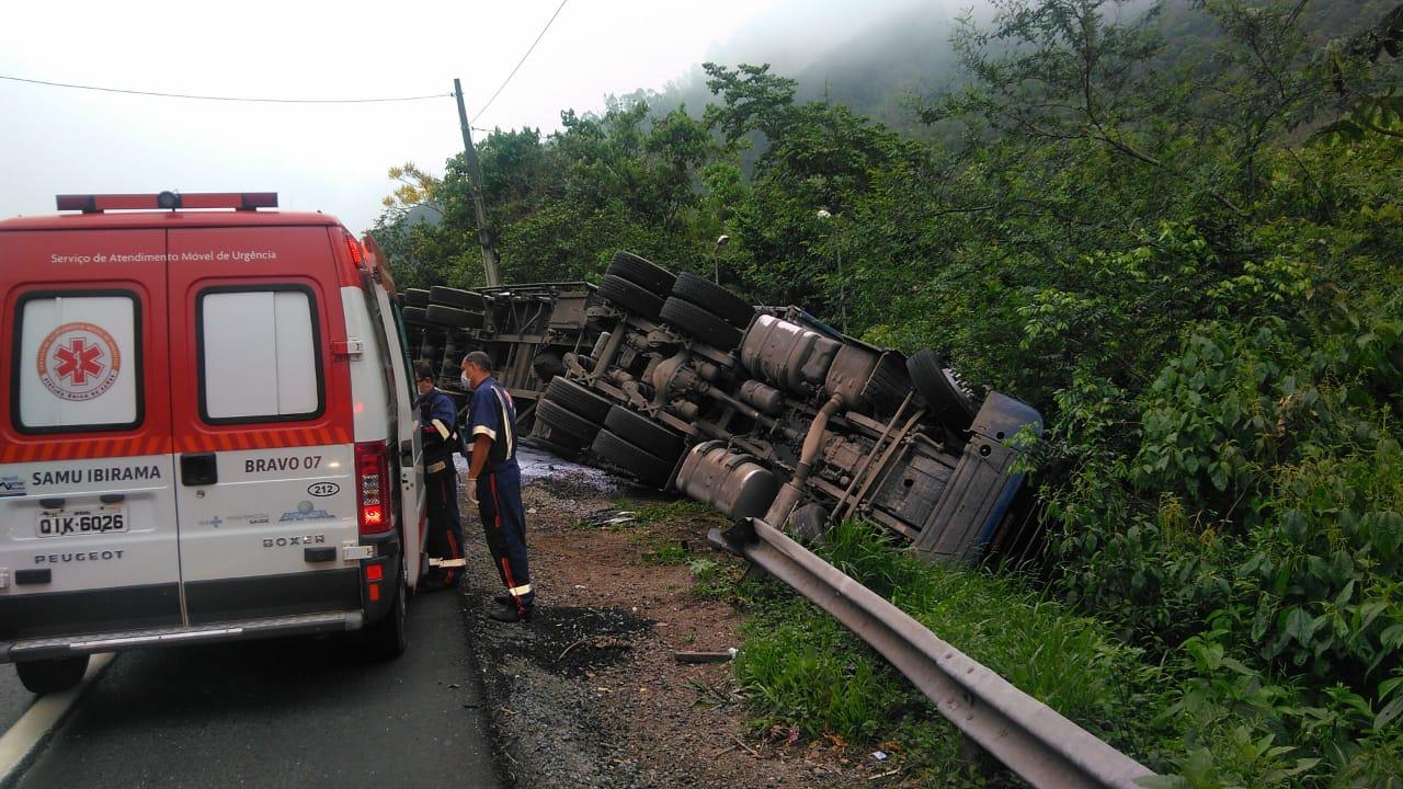 Carreta tomba na BR 470 em Ibirama.