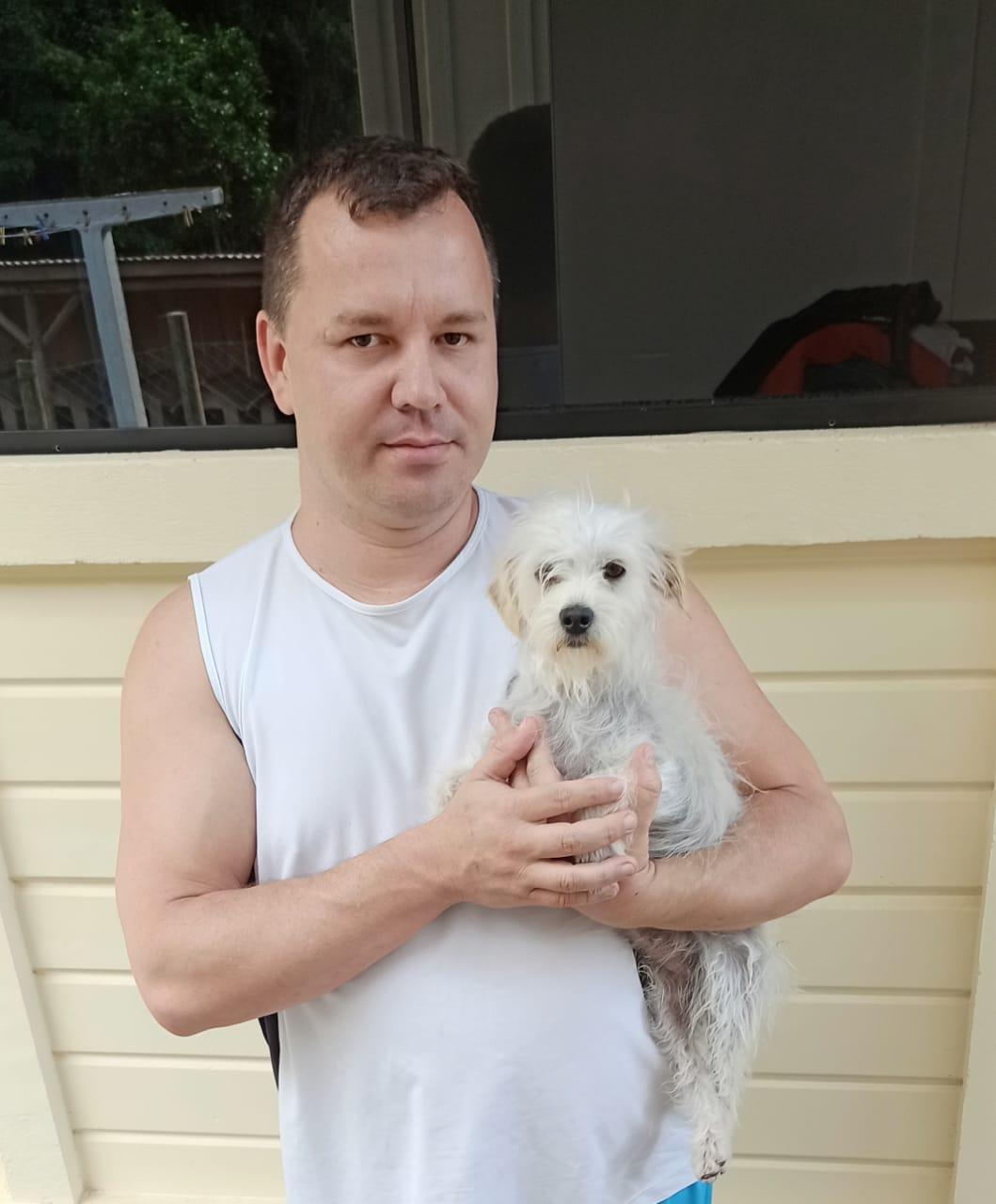 Conheça a história do homem que doa sua vida para salvar cachorros vitimas de abandono e maus-tratos