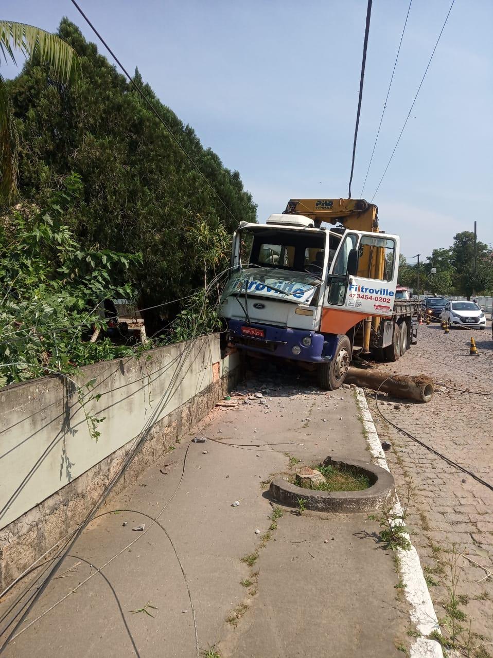 Mulher fica ferida após caminhão colidir em poste na cidade de Rodeio.