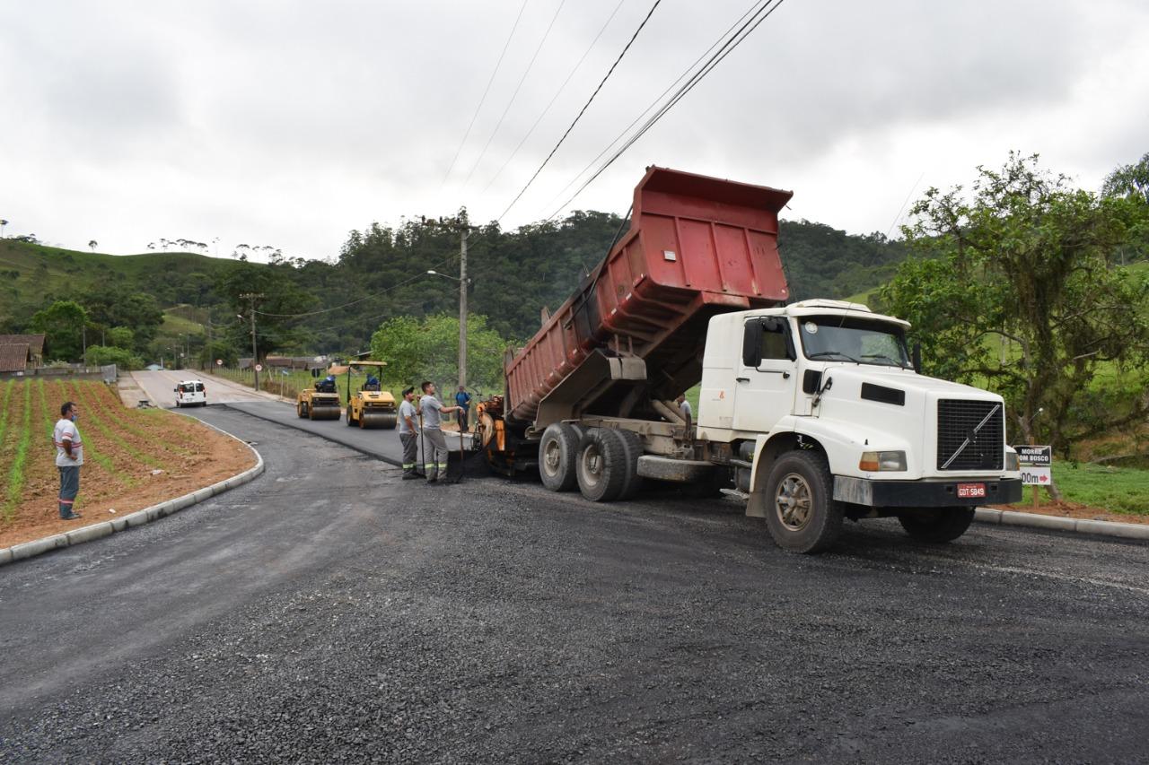Rua recife recebe camada Asfáltica em Apiúna.