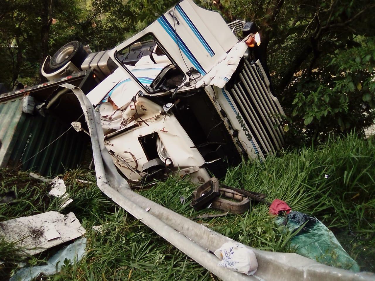 Carreta tomba na BR 470 em Ibirama.
