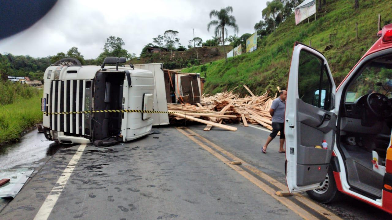 Carreta tomba na BR 470 em Pouso Redondo.