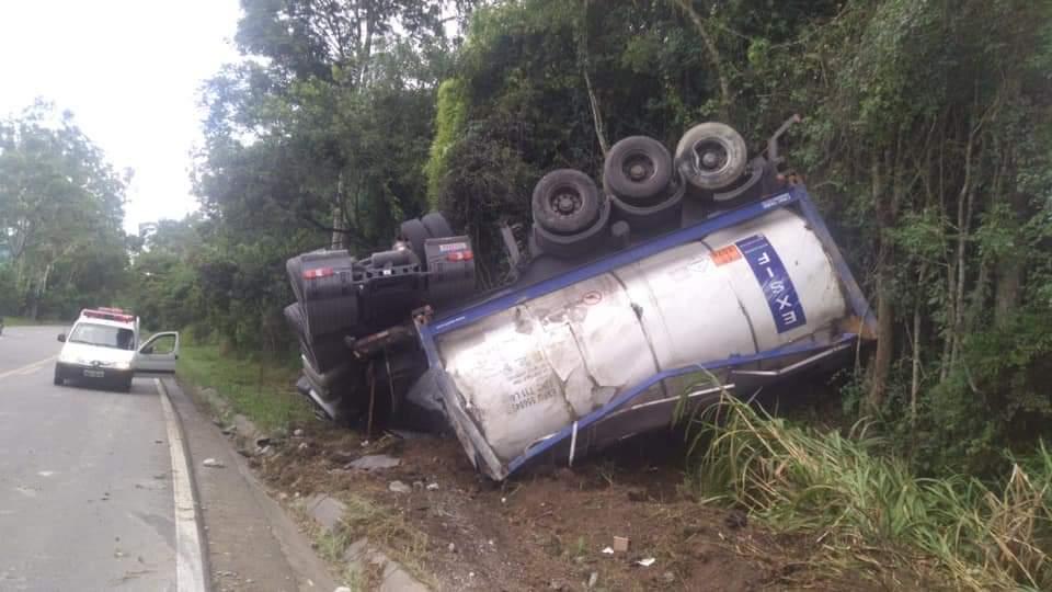 Carreta com produto líquido tomba na BR-470 em Lontras.