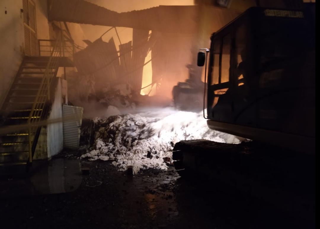 COMBATE A INCÊNDIO  A EMPRESA  DE BRUSQUE JÁ DURA 12h
