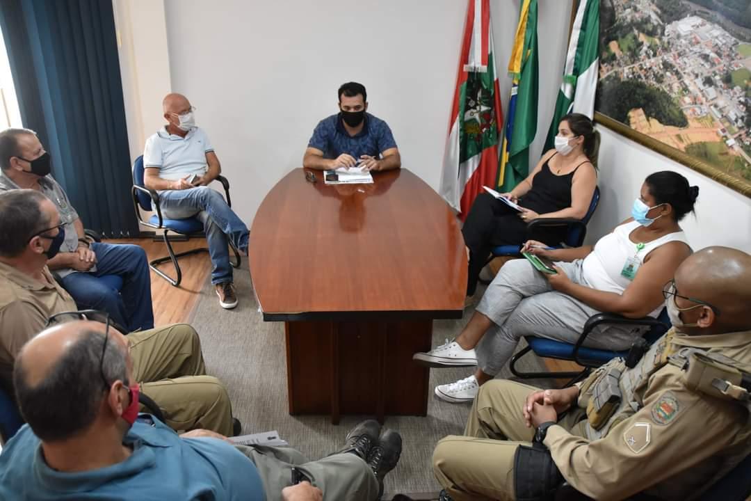 Prefeito de Apiúna realiza reunião para conter aumento de caso do covid-19