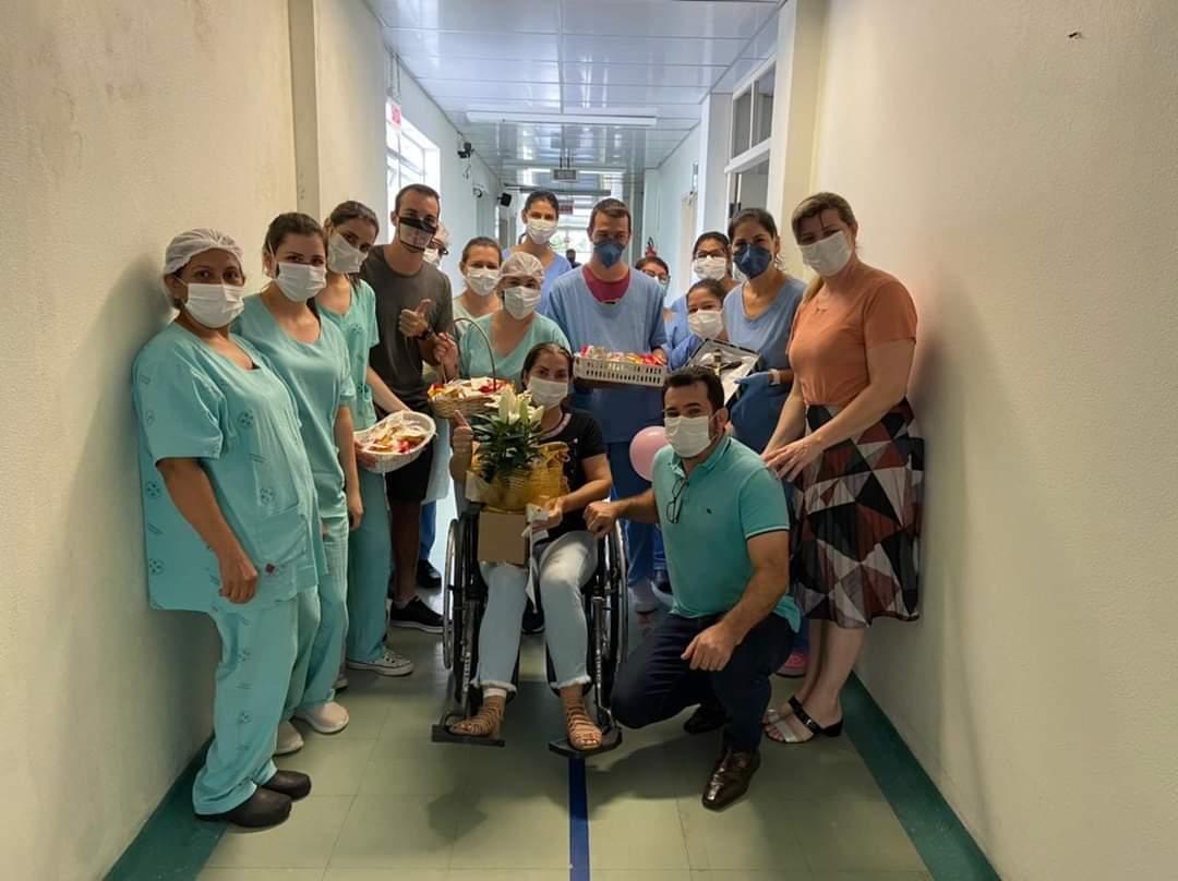 Após 20 dias Márcia da Silva deixa o hospital.