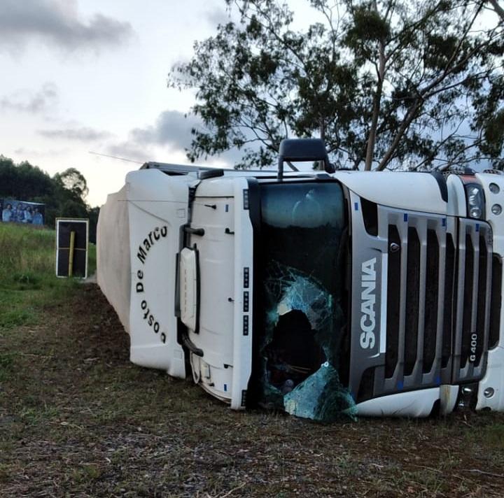 Carreta tomba na BR 470 em Lontras. 